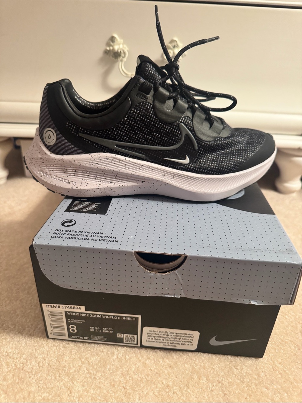 Women’s Nike Black and White Zoom water resistant Running Sneakers